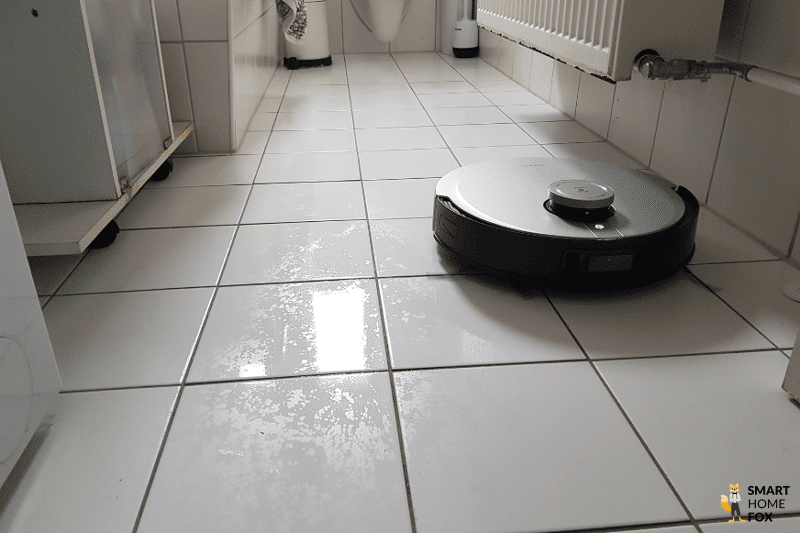Ecovacs Deebt X1 OMNI моет кафельный пол в ванной комнате